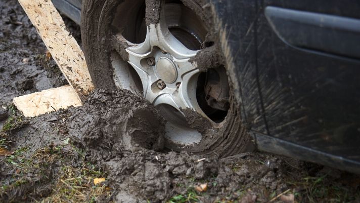 https://d1bat1ruswunxz.cloudfront.net/app/uploads/2020/10/Tips-for-Getting-a-Car-Unstuck-in-Mud.jpg